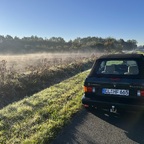 Morgennebel und blauer Himmel